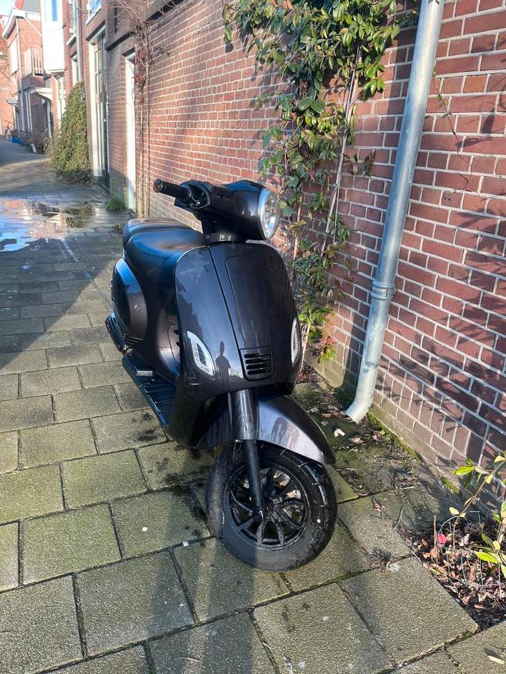 Capri scooter - 2020 - blauw kenteken, Fietsen en Brommers, Snorfietsen en Snorscooters, Zo goed als nieuw, Overige merken, Benzine