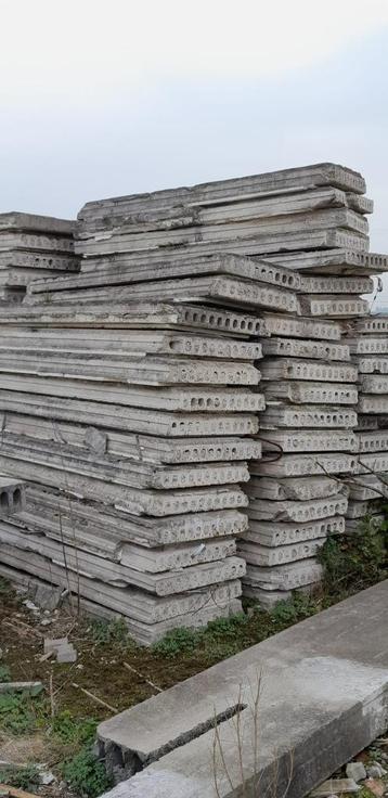Betonplaten gebruikt beschikbaar voor biedingen