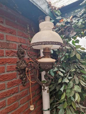 Oude olie  lamp  beschikbaar voor biedingen