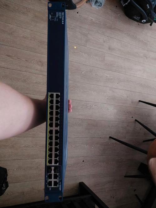 Netgear FS728TP PoE Switch - 24 Poorten, Computers en Software, Netwerk switches, Gebruikt, Ophalen of Verzenden
