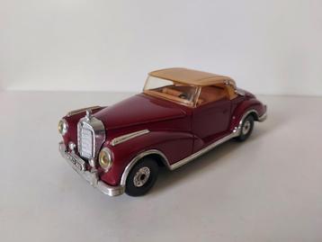 Corgi 806 1659 Mercedes-Benz 300S Cabriolet softtop rood beschikbaar voor biedingen
