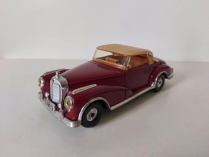 Corgi 806 1659 Mercedes-Benz 300S Cabriolet softtop rood, Hobby en Vrije tijd, Modelauto's | 1:32, Zo goed als nieuw, Auto, Corgi