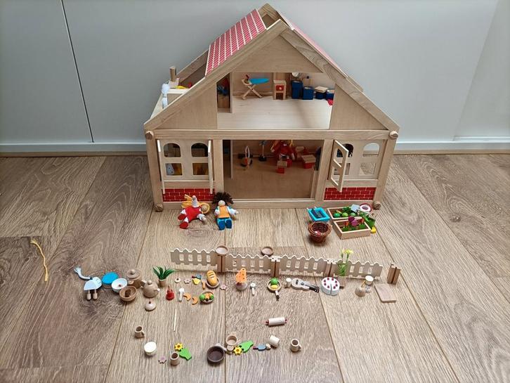 Poppenhuis woodtoys met veel extra accessoires van goki, Kinderen en Baby's, Speelgoed | Poppenhuizen, Zo goed als nieuw, Poppenhuis