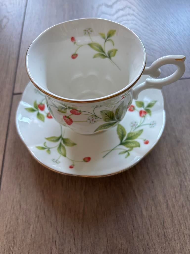 Royal Canterbury Kop en Schotel met Aardbeien Design, Ophalen of Verzenden, Zo goed als nieuw, Porselein, Kop en/of schotel