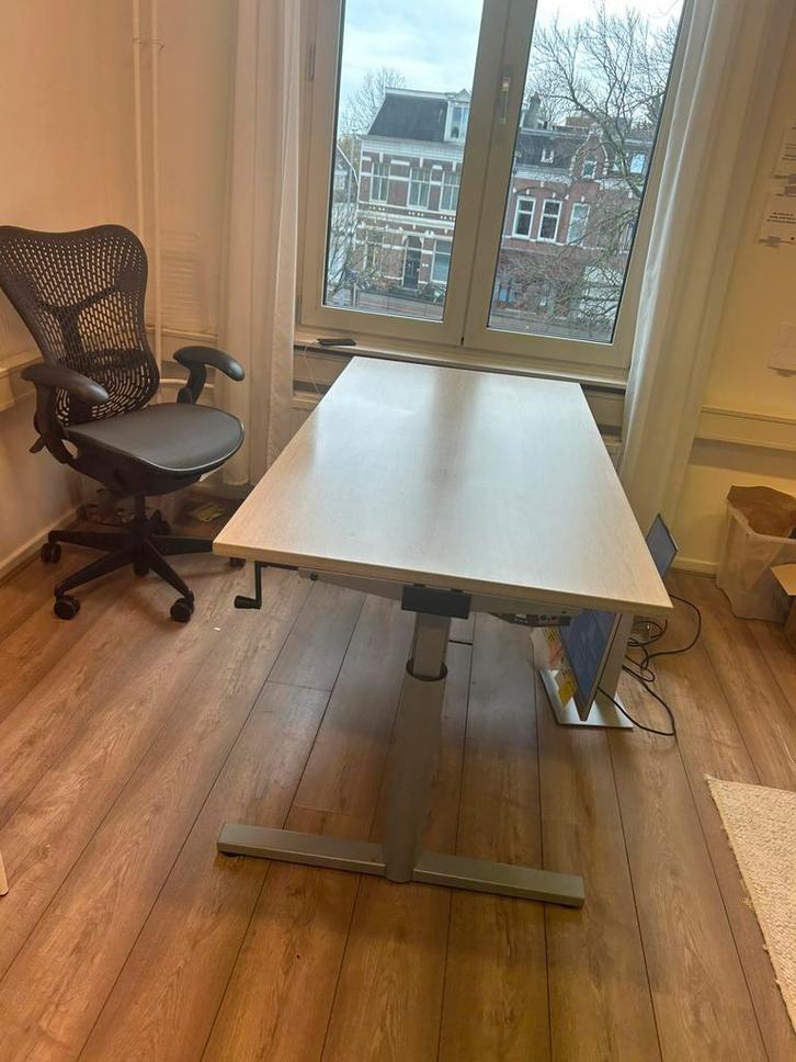 In hoogte verstelbaar ergonomisch bureau, Huis en Inrichting, Bureaus, Zo goed als nieuw, Stabureau, In hoogte verstelbaar, Ophalen of Verzenden