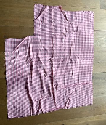 Roze geruite lap stof beschikbaar voor biedingen