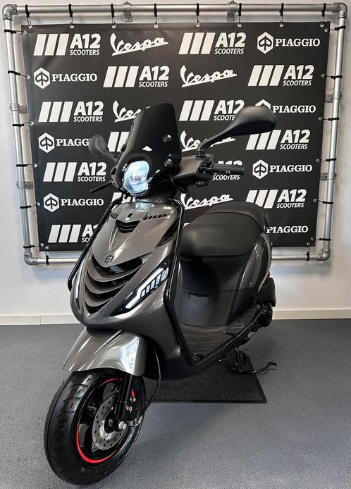 PIAGGIO ZIP 45 km/h, BWJ 2025 AGAAT GRIJS BROM NIEUW 0KM!!, Fietsen en Brommers, Scooters | Piaggio, Nieuw, Zip, Maximaal 45 km/u
