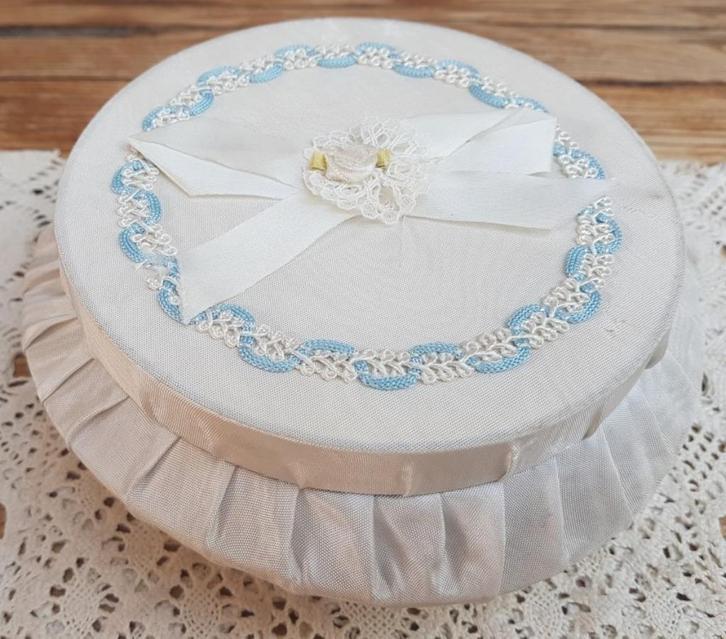 Frans brocante stoffen geboortedoosje/ doopsdoosje, Antiek en Kunst, Curiosa en Brocante, Ophalen of Verzenden