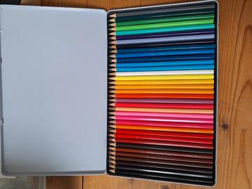 36 kleurpotloden met schetsboek beschikbaar voor biedingen