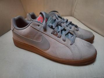 mooie nette Nike schoenen beschikbaar voor biedingen