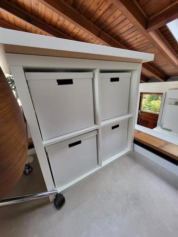 Twee witte opberkasten. beschikbaar voor biedingen