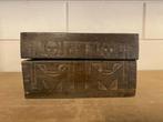 Houten doos met gesneden figuren, Antiek en Kunst, Antiek | Overige Antiek, Ophalen of Verzenden