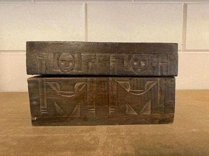 Houten doos met gesneden figuren, Antiek en Kunst, Antiek | Overige Antiek, Ophalen of Verzenden