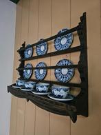 Houten rek met porseleinen schoteltjes en kopjes, Antiek en Kunst, Ophalen