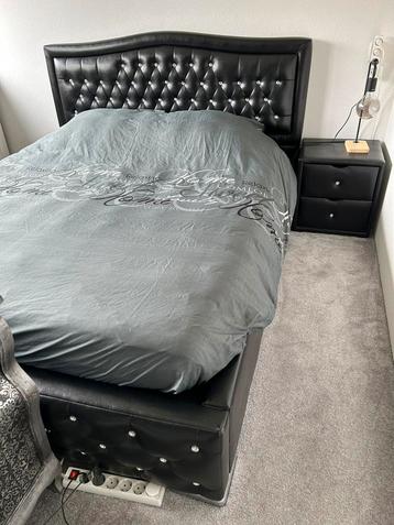 Bed + nachtkastje beschikbaar voor biedingen