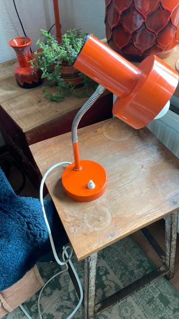 Vintage mid century oranje tafellamp. beschikbaar voor biedingen