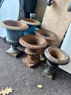Gietijzeren tuinvaas 4 stuk met een klassiek design €250, Tuin en Terras, Ophalen of Verzenden, Gebruikt