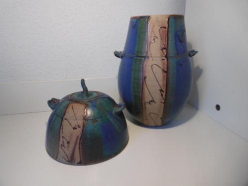 Zeer kleurrijk en  gesigneerd keramiek vaas en dekselpot, Antiek en Kunst, Antiek | Keramiek en Aardewerk, Ophalen of Verzenden