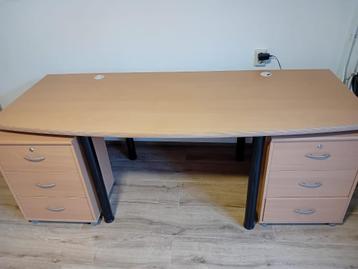 Eenvoudig Bureau beschikbaar voor biedingen