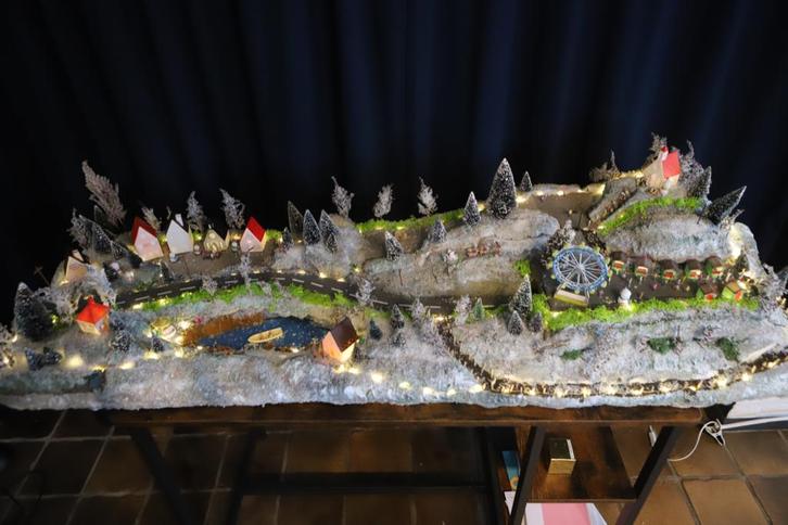 Erg mooi hand gemaakt kerstdorp. incl huisjes poppetjes enz, Diversen, Kerst, Nieuw, Ophalen