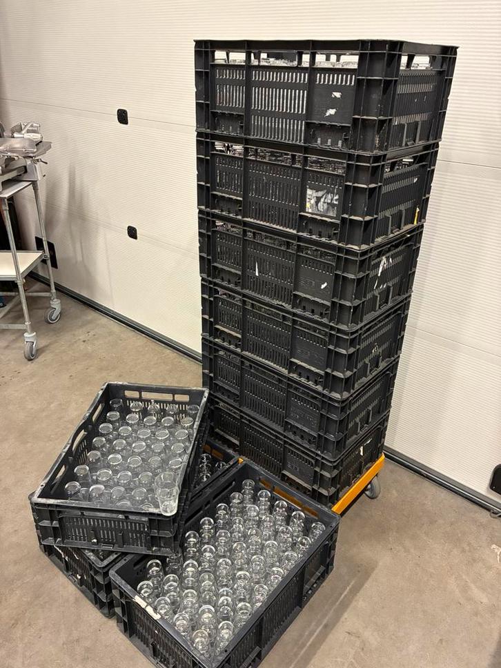 Te koop 974 stuks stapelglas bier glazen in kratten, Huis en Inrichting, Keuken | Servies, Zo goed als nieuw, Glas of Glazen, Overige stijlen