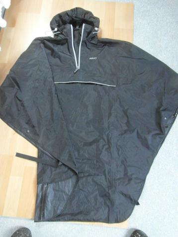 Blijf droog in deze stevige regenponcho van AGU, Deuter tas beschikbaar voor biedingen