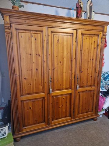 Slaapkamerkast + commode ladenkast beschikbaar voor biedingen