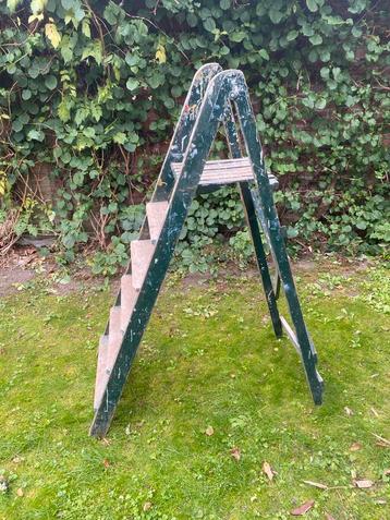 Houten Trap - Decoratief & Functioneel beschikbaar voor biedingen