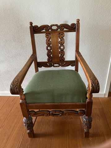 2 Antieke Stoelen met Armleuning beschikbaar voor biedingen