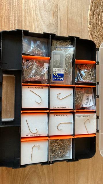 Vishaken en wartels en splitringen beschikbaar voor biedingen