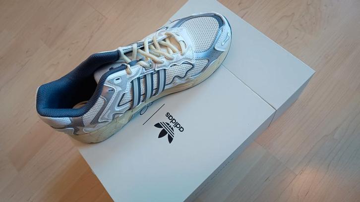 adidas Bad Bunny Response CL “White/Sand” – maat 45 ⅓ nieuw, Kleding | Heren, Schoenen, Nieuw, Wit, Ophalen of Verzenden