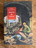 Stad in de storm - Thea Beckman hardcover met stofomslag, Ophalen of Verzenden, Zo goed als nieuw, Thea Beckman