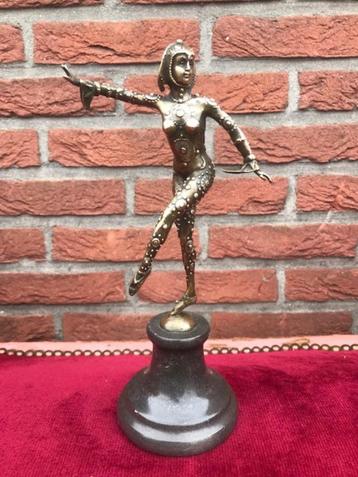 bronzen beeldje, danseres in nauwsluitend pak beschikbaar voor biedingen