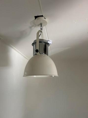 3 witte industriële hanglampen beschikbaar voor biedingen