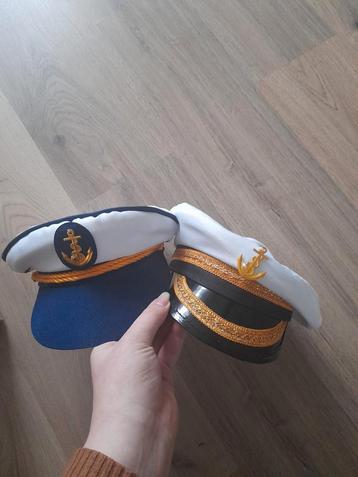 2 kapiteinpetten beschikbaar voor biedingen