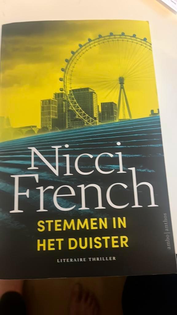 Stemmen in het duister - special Vriendenloterij, Boeken, Thrillers, Zo goed als nieuw, Ophalen of Verzenden