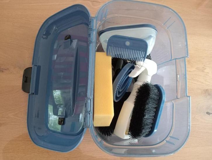 Blauwe poetskist met borstels, Dieren en Toebehoren, Paarden en Pony's | Verzorgingsproducten, Gebruikt, Ophalen of Verzenden