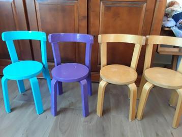 houten kleuterstoeltjes/kinder stoeltjes/kinderstoeltjes  beschikbaar voor biedingen