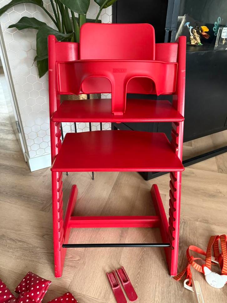 Stokke Tripp Trapp rood & babyset & harnas & kussen & gl., Kinderen en Baby's, Kinderstoelen, Gebruikt, Meegroeistoel, Ophalen