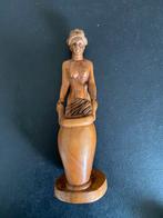 Houten beeldje van vrouw met kruik, Antiek en Kunst, Ophalen of Verzenden