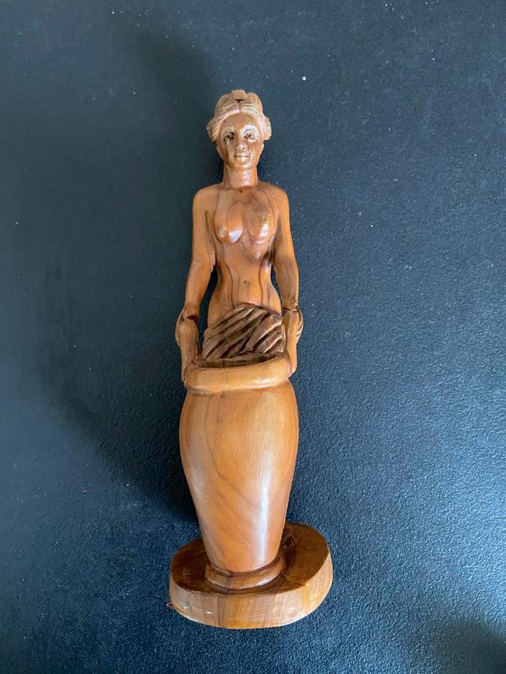 Houten beeldje van vrouw met kruik, Antiek en Kunst, Kunst | Beelden en Houtsnijwerken, Ophalen of Verzenden