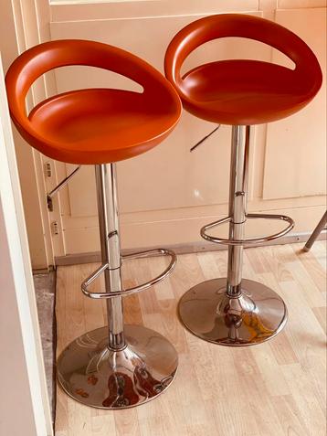 Set van 2 oranje barkrukken beschikbaar voor biedingen