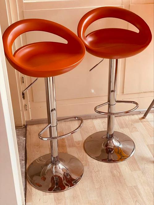 Set van 2 oranje barkrukken, Huis en Inrichting, Barkrukken, Gebruikt, 60 tot 90 cm, Kunststof, Metaal, 2 krukken, In hoogte verstelbaar