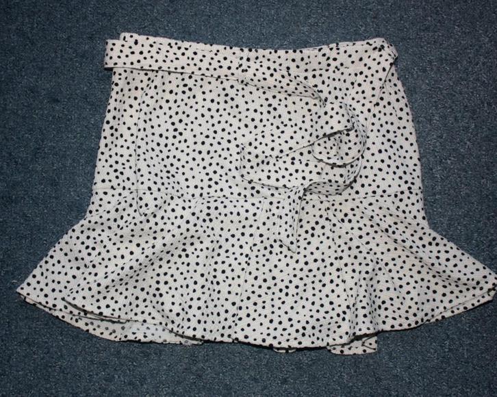 Nieuwe rok Stradivarius mt XL creme wit met zwarte stippen, Kleding | Dames, Rokken, Nieuw, Maat 46/48 (XL) of groter, Wit, Boven de knie