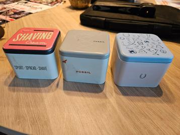 3 vintage blikken van het merk Fossil. beschikbaar voor biedingen