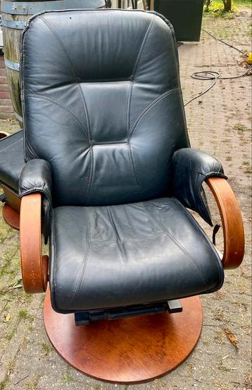 Lounge stoel met voetenbankje, gratis beschikbaar voor biedingen