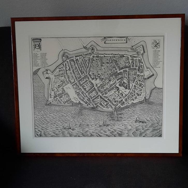 Reproductie oude stadsplattegrond van Harderwijk in lijst, Huis en Inrichting, Woonaccessoires | Lijsten, Zo goed als nieuw, 50 tot 75 cm