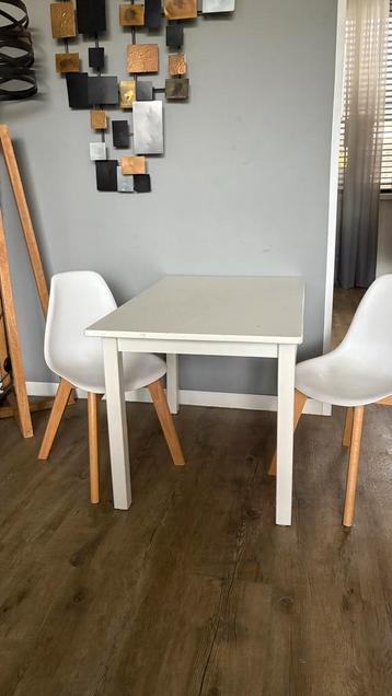 Klein tafeltje met 2 stoelen kleur wit beschikbaar voor biedingen