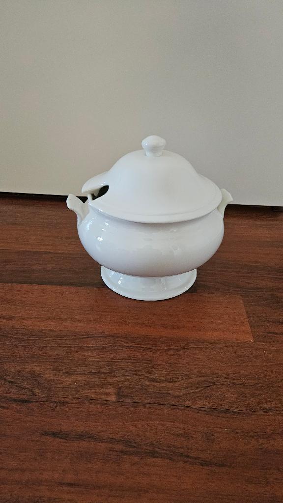 Soepterrine, porselein van Maxwell Williams white basics, Huis en Inrichting, Keuken | Servies, Zo goed als nieuw, Schaal of Schalen