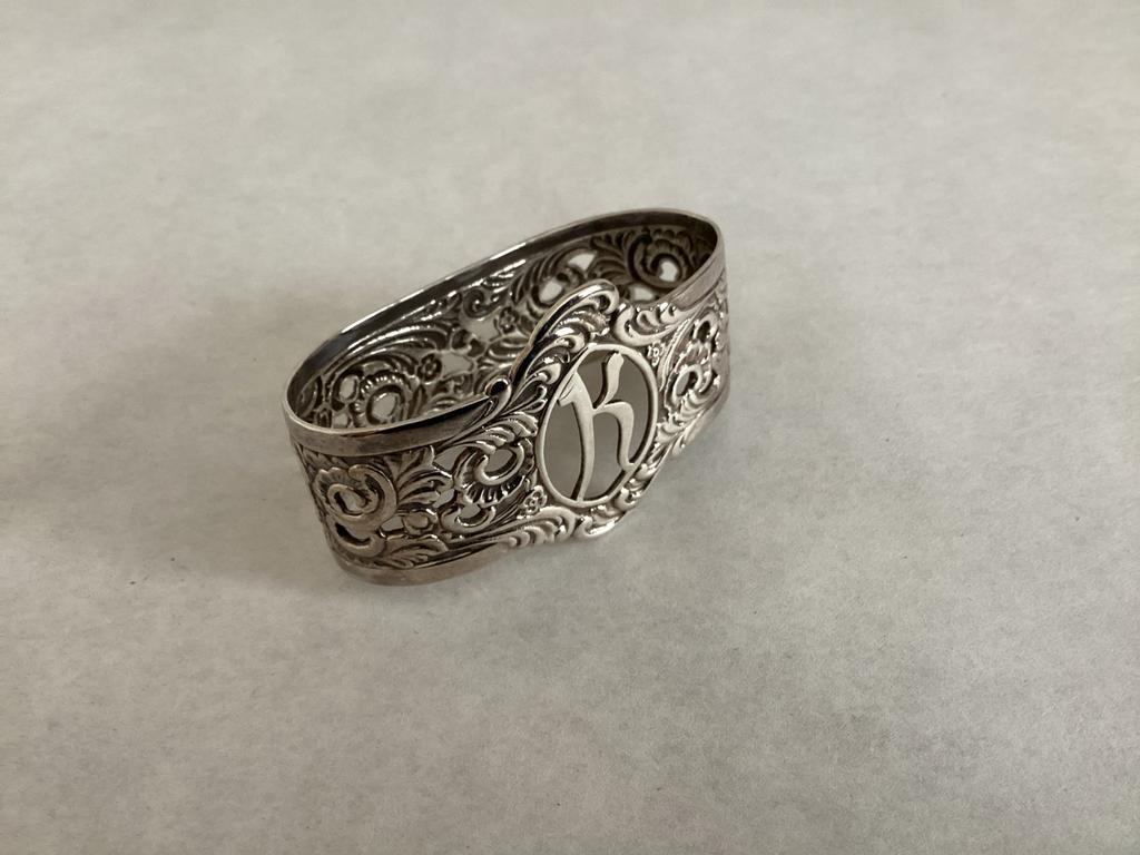 Verzilverde servetring letter “K” Georg Nilsson Gero 90, Antiek en Kunst, Curiosa en Brocante, Ophalen of Verzenden